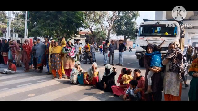 थाना ताजगंज क्षेत्र में मेवाती नगला में 2 महीने से क्षेत्रीय को पानी नहीं मिला क्षेत्र में फतेहाबाद रोड पर लगाया जाम