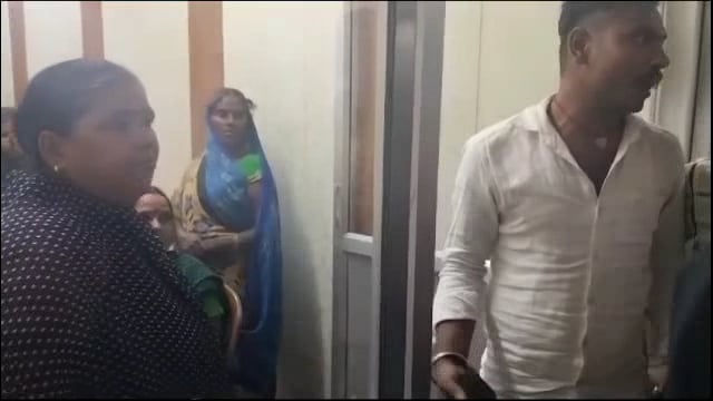 अमरपुर रेफरल अस्पताल में प्रसव पीड़ा से छटपटा रही महिला के स्वजन ने किया हंगामा अस्पताल कर्मियों पर लगाया गंभीर आरोप 