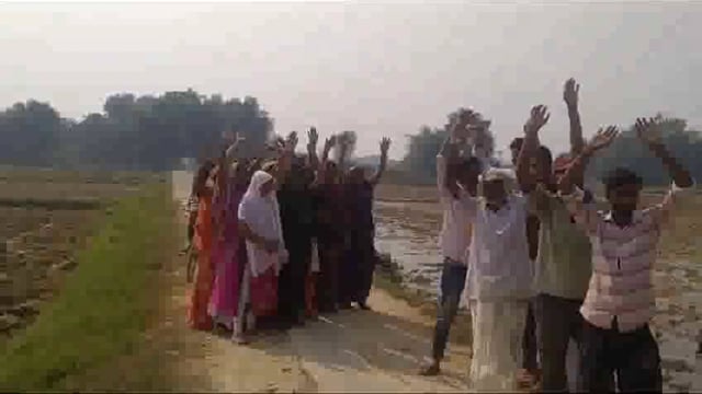 हुंसेपुर रामजियावन गांव में जाने वाले क्षतिग्रस्त सड़क मार्ग के मरम्मत की मांग को लेकर ग्रामीणों ने किया विरोध प्रदर्शन