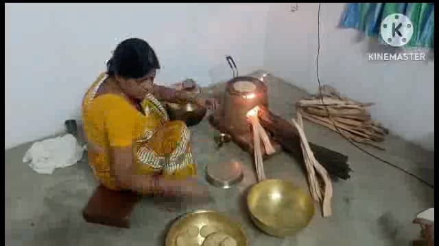 सूरजगढ़ा -महान आस्था का पर्व छठ पर्व को लेकर छठवर्ती  खरना का प्रसाद बनाने में व्यस्त।