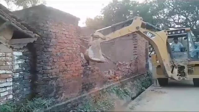 रसूलपुर नंदलाल गांव में अवैध अतिक्रमण पर चला प्रशासन का बुलडोजर, मचा रहा हड़कंप