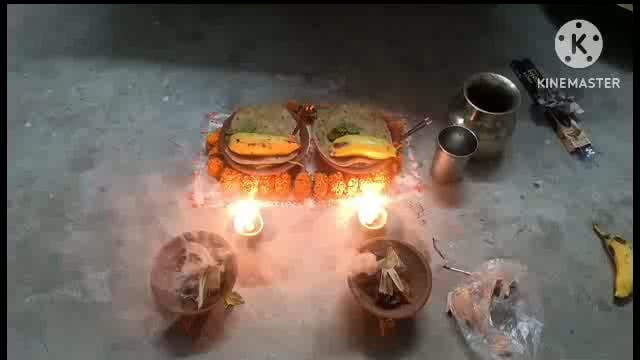 सूरजगढ़ा -खरना का प्रसाद खाने के बाद छठ व्रतियों से आशीर्वाद लेते घर आए हुई  अतिथि।