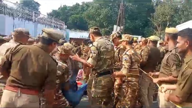 बेसिक शिक्षा मंत्री संदीप सिंह के आवास पर ग्राम 69000 शिक्षक भर्ती के अभ्यर्थियों ने गिरा दिया