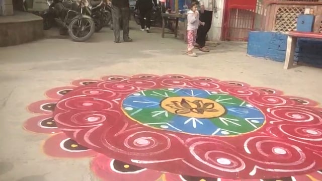 इंडिया राइस में बदली बल्केश्वर के पार्वती घाट की तस्वीर छठ पूजा के लिए पार्वती घाट की सीढ़िया पर सुंदर रंगोली एवं दिया ब