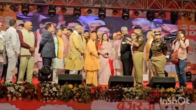 वृंदावन में पहुंचे प्रदेश के मुखिया योगी आदित्यनाथ उनकी अगवानी में डीएम एसएसपी ने लगाई दोड़