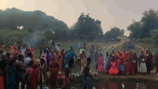 डूबते सूर्य को दिया बेलहरना नदी में अर्ध्य, आज उगते सूर्य को अर्घ्य देकर व्रती करेंगे व्रत समाप्त