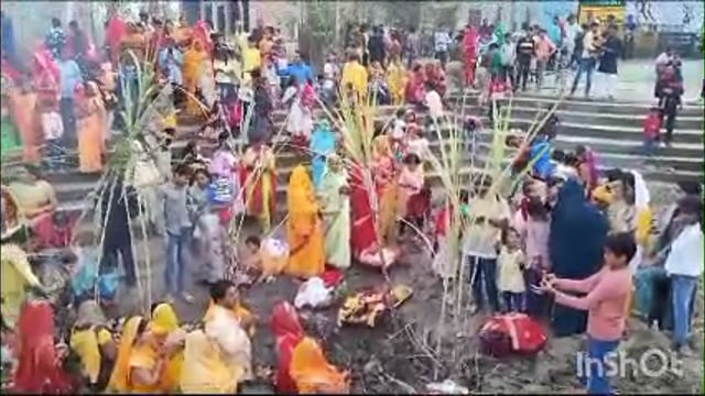 विसुही नदी के घाट पर महिलाओं ने छठ मैया का  व्रत रखकर, पूजन अर्चन कर डूबते सूर्य को दिया अर्घ