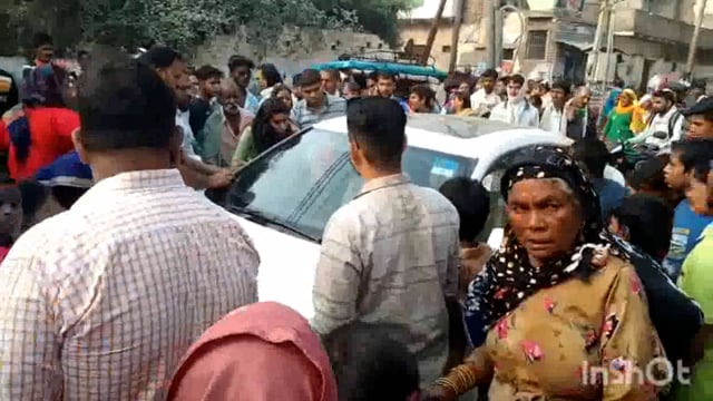 वृंदावन परिक्रमा मार्ग में पानी घाट के समीप परिक्रमा करती महिला श्रद्धालु को कार ने मारी टक्कर