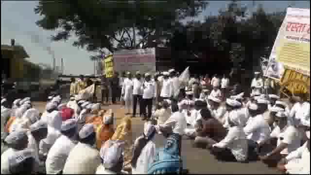 तोंडार पाटी येथे तोंडार येथील शेतकऱ्यांचा चक्का जाम रास्ता रोको आंदोलन