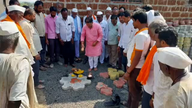 गायमाळ तांडा येथे माजी सभापती बापूराव राठोड यांच्या हस्ते रस्त्याच्या कामाचे उद्घाटन