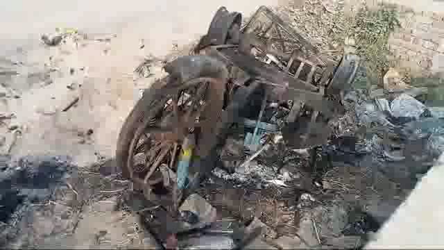 खंजरपुर गांव में बालू लदे जुगाड़ वाहन ने बाइक सवार को मारी टक्कर आक्रोशित ग्रामीणों ने जुगाड़ वाहन में लगाई आग 