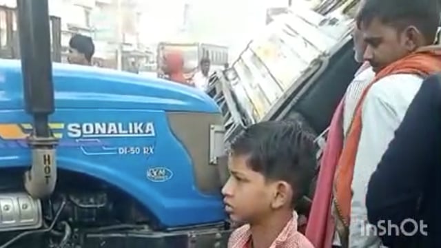 अनियंत्रित ट्रैक्टर ट्राली ने खड़े टेंपो में मारी टक्कर बगल में खड़ा लड़का चपेट में आने से गंभीर रूप से हुआ घायल