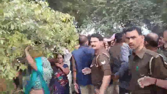 शव अंतिम संस्कार से परिजनों ने किया इनकार,मनौवल पर माने
हत्त्या कर आत्महत्या का दिया रूप
दस नामजद,छः गये जेल
जाँच पड़ताल जारी 
थाना जेठवारा