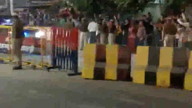 माननीय नरेंद्र मोदी प्रधानमंत्री के आगमन पर मथुरा की जनता ने  नारे लगाते हुए गर्म जोशी से किया स्वागत 