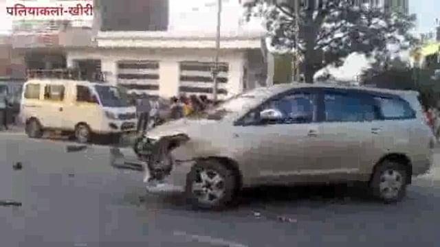 विकसित भारत संकल्प यात्रा रथ में इनोवा कार ने मारी टक्कर