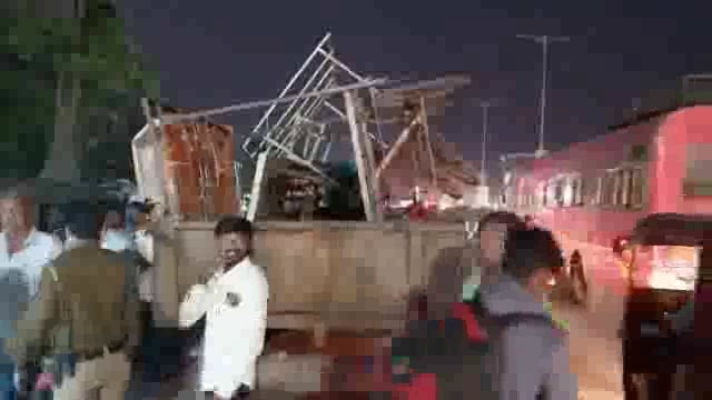 शहरात रहदारीला अडथळा करणारे 8 ते 10 हातगाडे पोलिसांनी केले जप्त