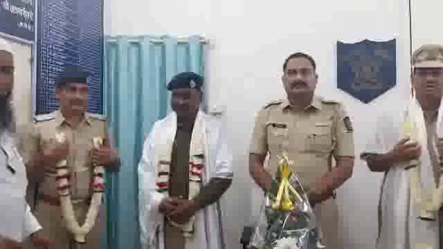 मुस्लिम धर्मगुरूनी केला उपविभागीय पोलीस अधिकारी दिलीप भागवत यांचा सत्कार