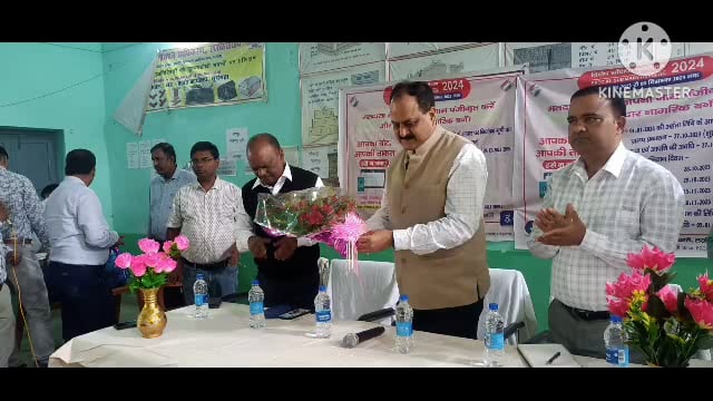 सूरजगढ़ा -मुंगेर कमिश्नर संजय कुमार प्रखंड कार्यालय सूर्यगढ़ा स्थित अंबेडकर सभागार में बीएलओ के साथ की बैठक।