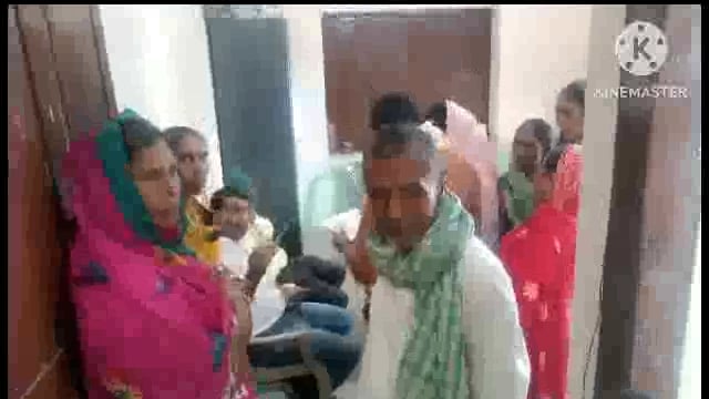 सूरजगढ़ा -प्रखंड स्थित ई किसान भवन में प्रत्येक किसानों को 80 किलो गेहूं का बीज उपलब्ध कराया जा रहा है।