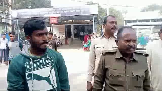 भिखनपुर गांव में पत्नी को विदाई कराने ससुराल आए युवक को देसी कट्टा के साथ ससुराल पक्ष ने किया पुलिस के हवाले 