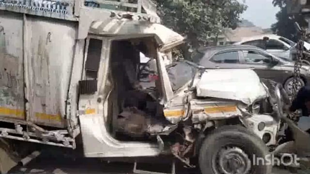 आगरा दिल्ली नेशनल हाईवे 19 पर छाता के निकट हुआ भीषण हादसा एक दर्जन के लगभग घायल