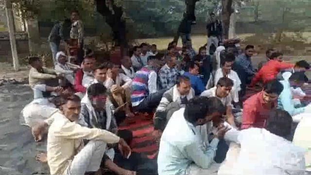 छाता बिजली घर पर तैनात संविदा लाइन मैन विद्युत कर्मचारियों ने छाता एसडीओ व जेई पर लगाये गंभीर आरोप