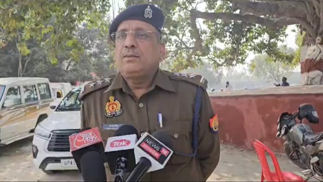 अंबेडकरनगर।मोटर साइकिल और ट्रक की टक्कर में तीन युवकों की दर्दनाक मौत हो गई है।आज बसखारी थाना क्षेत्र अंतर्गत आजमगढ़ रोड पर एक खड़ी ट्रक में मोटर साइकिल सवार युवक टकरा गए।तीनों युवक एक ही मोटर साइकिल पर सवार थे और ट्रक में पीछे से टकरा गए।घटना के बाद ट्रक ड्राइवर ट्रक लेकर फरार हो गया।सूचना पर पहुंची पुलिस ने शव को पोस्टमार्टम के लिए भेज दिया है।