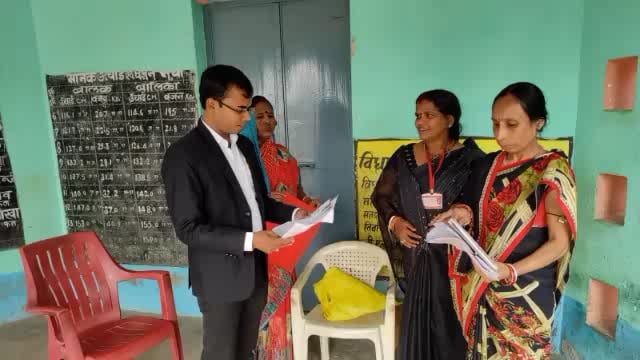 मतदाता सूची पुनरीक्षण कार्य को लेकर अमरपुर के मतदान केंद्रों पर लगाए गए शिविर का बीडियो ने किया निरीक्षण