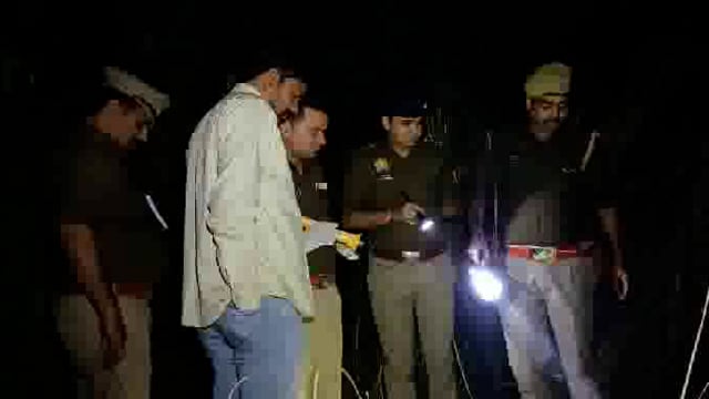 हाथ पैर बंधा शव तालाब में मिलने से मचा हड़कंप
शव पीएम को भेजा
घटना स्थल पर भारी पुलिस बल के साथ पहुँचे एसपी
एसपी की बाईट