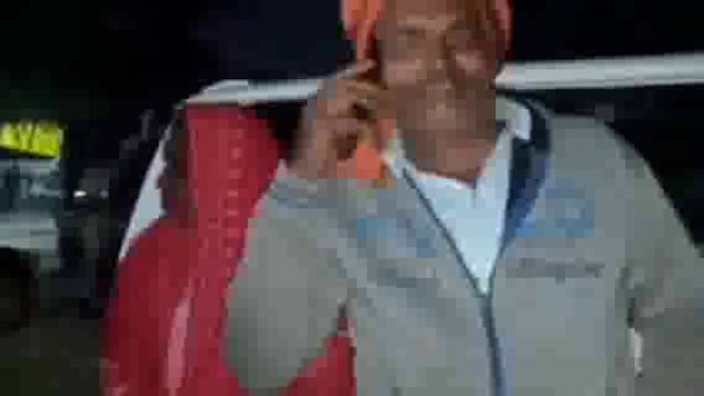 चिवरहा में युवक की चाकू से गोदकर हत्या मामले में परिवार जनों ने थाने के सामने शव रखकर किया हंगामा वीडियो सोशल मीडिया पर 