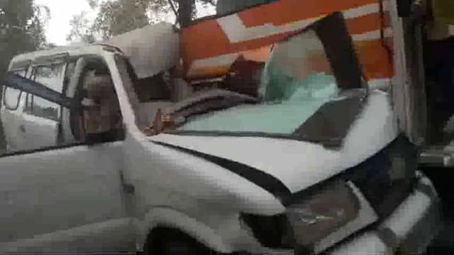 बस व टावेरा मे भीषण टक्कर, घायलो को पुलिस ने अस्पताल भेजा