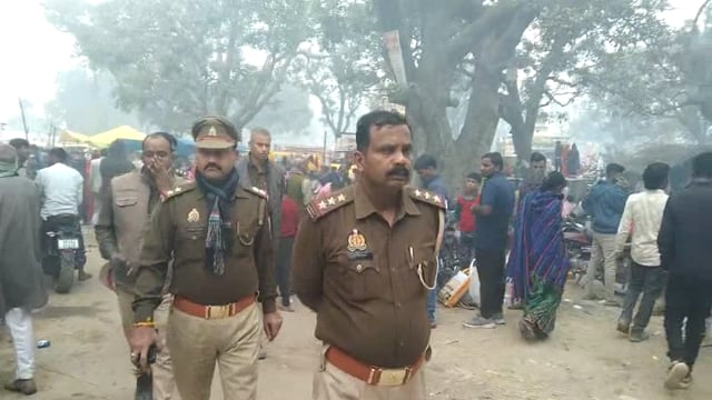 जिले के अम्बेडकर नगर थाना क्षेत्र चहोडा घाट में कार्तिक पूर्णिमा पर्व पर सरयू नदी के तटों पर श्रद्धालुओं की भारी भीड़। आलापुर के थानाध्यक्ष मयफोर्स सहित मुस्तैद रहे।