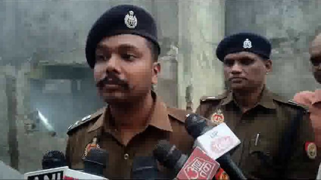 गोंडा: थाना कोतवाली नगर क्षेत्र के अंतर्गत ठठेरी बाजार में लक्ष्मी गारमेंट्स में आग लग