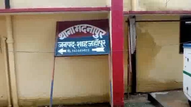 थाना मदनापुर पुलिस टीम द्वारा वारन्टियों के विरुद्ध चलाए जा रहे अभियान में अभियुक्त को उसके ही घर से किया गिरफ्तार