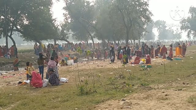 कार्तिक पूर्णिमा के अवसर पर नदियों तथा जलाशयों में स्नान करने के लिए श्रद्धालुओं की उमड़ी भीड़