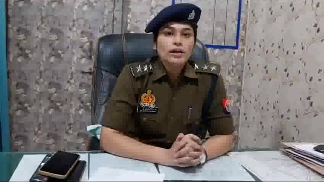 थाना एत्मादपुर क्षेत्र देव कॉलेज में आयोजित हो रही दिल्ली पुलिस कांस्टेबल की परीक्षा में अभ्यर्थियों के स्थान पर सोलर बै