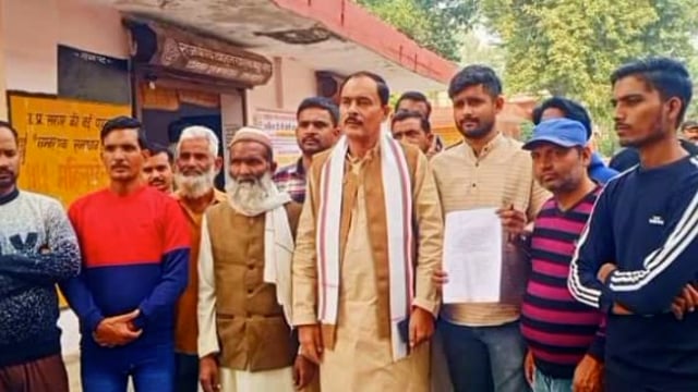 कलेक्ट्रेट परिसर में पहुंचकर सपा जिलाध्यक्ष तनवीर खान ने एडीएम से मिलकर बेगुनाह लोगों के लिये की सिफारिश