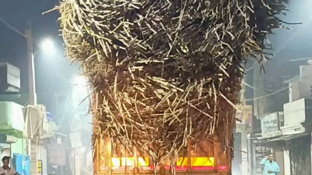 *ओवरलोड वाहन भर रहे फर्राटा* *!* जहाँगीरगंज कस्बे में ओवर लोड वाहन हर रोज फर्राटा भर रहे हैं।जहाँगीरगंज थाने के सामने से ही काफी ऊपर तक गन्ना लादकर ओवरलोड वाहन गुजरते हैं।जो दुर्घटना का सबब बन रहे हैं।