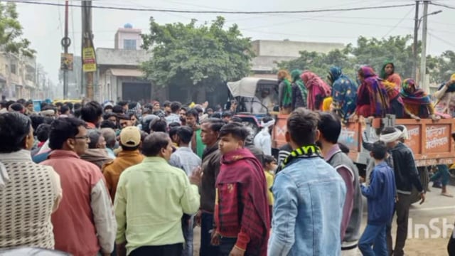 मथुरा के थाना सदर क्षेत्र अंतर्गत औरंगाबाद के ग्राम वासियों ने कार्रवाई होने पर किया रोड जाम