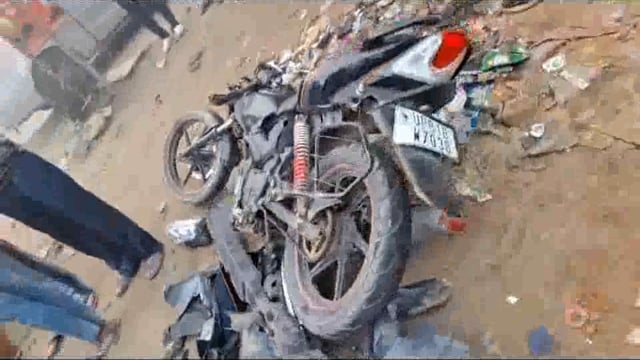 खैर कोतवाली अलीगढ़ पलवल मार्ग दो कार् एक बाइक की भिड़ंत में बाइक सवार हुआ गंभीर रूप से घायल जिला अस्पताल रेफर