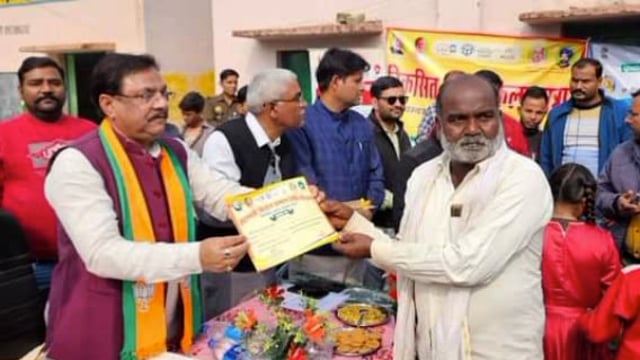 ब्लाक ददरौल के प्राथमिक विद्यालय सिरोमन नगर में विकसित भारत संकल्प यात्रा का आयोजन