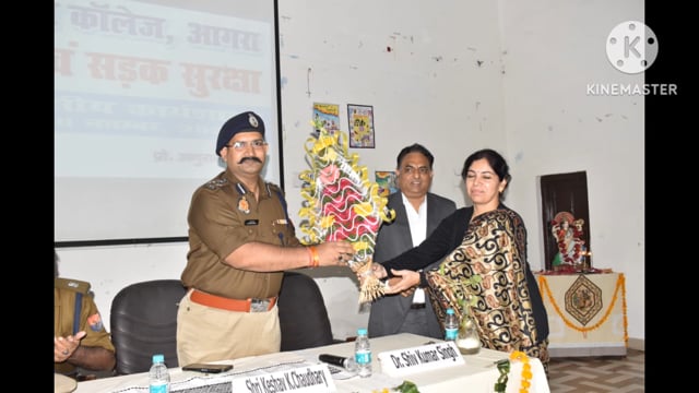 श्रीपाल अपर पुलिस आयुक्त कमिश्नरेट आगरा एवं पुलिस उपयुक्त यातायात द्वारा आगरा कॉलेज में आयोजित कार्यक्रम तनाव एवं सड़क ग