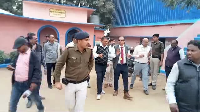 शिक्षा विभाग के अपर मुख्य सचिव केके पाठक पहुंचे अमरपुर उत्क्रमित उच्च माध्यमिक विद्यालय फतेहपुर कठैल का किया निरीक्षण