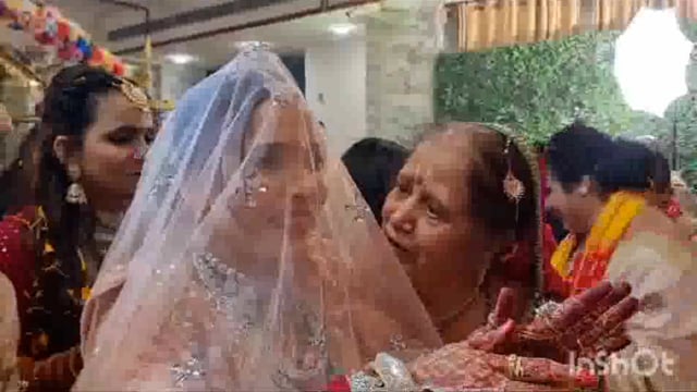 कृष्ण भक्त एक महिला ने रचाई श्रीकृष्ण भगवान से शादी और मनाई वृन्दावन में पहली सालगिरह