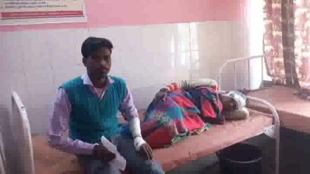 जलालाबाद क्षेत्र स्टेट हाईवे के गांव कटियुली के पास अज्ञात कर चालक ने बाइक सवार के मारी टक्कर दो घायल अस्पताल में भर्ती