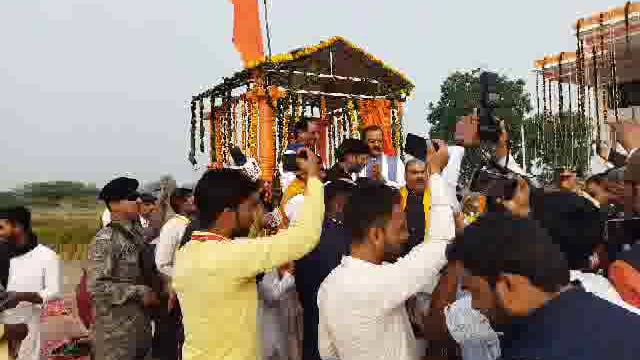 उपमुख्यमंत्री केशव प्रसाद मौर्या ने विश्व हिंदू परिषद के प्रणेता अशोक सिंघल की प्रतिमा का किया अनावरण