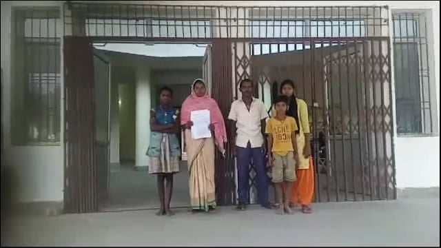 पवई गांव में दबंगों के द्वारा मकान जमींदोज किए जाने को लेकर पीड़ित परिवार ने अंचलाधिकारी को दिया आवेदन