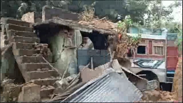 शाहपुर चौक के समीप बेलगाम ट्रक ने घर में मारी टक्कर गृह स्वामी गंभीर रूप से हुआ जख्मी