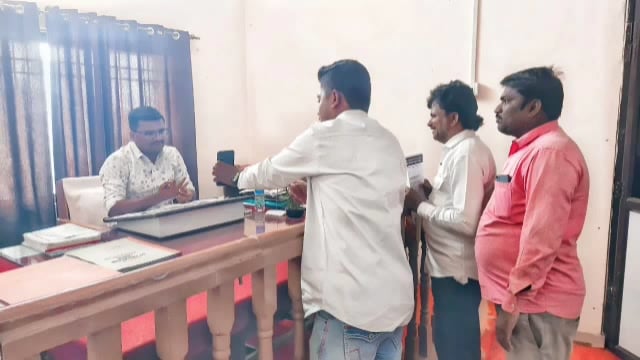 शहरातील सर्व रस्ते व नालीचे काम त्वरित करण्याची उपजिल्हाधिकाऱ्याकडे प्रहारची मागणी