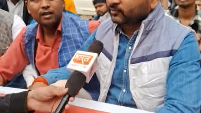 राजपूत करणी सेना के राष्ट्रीय अध्यक्ष सुखदेव सिंह गोगामेड़ी की हत्या से कार्यकर्ताओं में आक्रोश देखने को मिला अम्बेडकर नगर के जिला अध्यक्ष शुभम सिंह सानू,शुभम सिंह राजावत पदाधिकारी के साथ DM कार्यालय का घेराव किया।